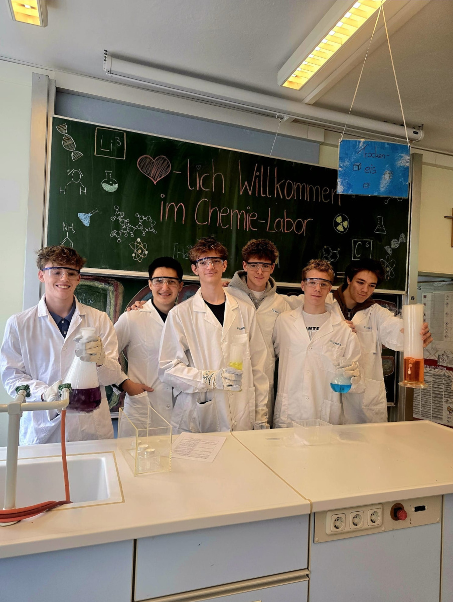 Tag-der-offenen-Tuer-2025-mit-neuen-Labormaenteln