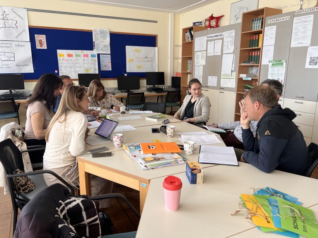 Die französischen Kolleg*innen im Austausch mit einer Kollegin vom Carneri.